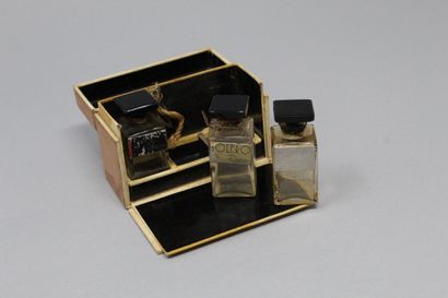 null DANA 



Trois flacons en verre d'échantillons de parfum dans un coffret, contenant...