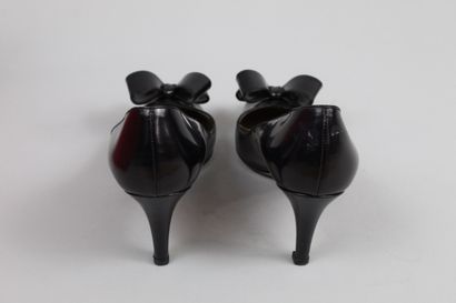 null VALENTINO



Pair of black glazed leather pumps with open toes. 

Iconic bow...