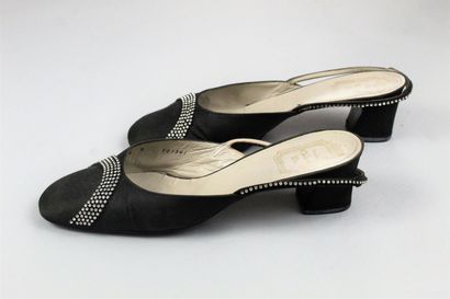 null CHRISTIAN DIOR SHOES (circa 1963)



Pair of pumps covered in black taffeta...