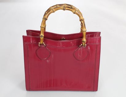 null GUCCI 



Sac modèle "Bamboo" en cuir glacé framboise à deux anses en bambou...