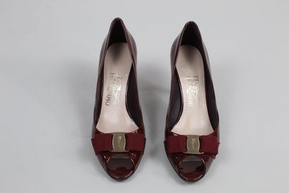 null SALVATORE FERRAGAMO



Pair of burgundy glazed leather pumps open at the toe...