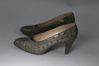 null HERMES 



Pair of green ostrich leather pumps. 

 

Size 39. 

Heel 8cm.