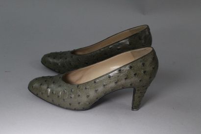 null HERMES 



Paire d'escarpins à talons cuir d'autruche vert. 

 

Taille 39....