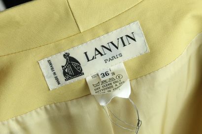 null LANVIN (circa fin 1970)



Veste longue trapèze en taffetas de coton jaune à...