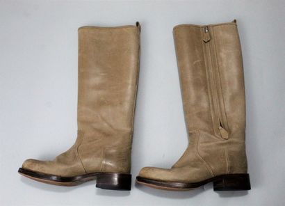 null HERMES



Riding boots in light suede, leather soles (skates). 



Size : S...