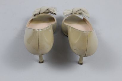 null PRADA 



Pair of beige patent leather open-toed pumps decorated with a fabric...