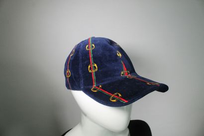 null GUCCI 

Cap in blue velvet with stirrup pattern. 

2019 collection. 



Diameter...