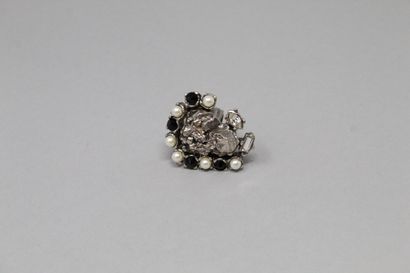 null YVES SAINT LAURENT by PILATI

Fancy ring adorned with fancy pearls, black stones...