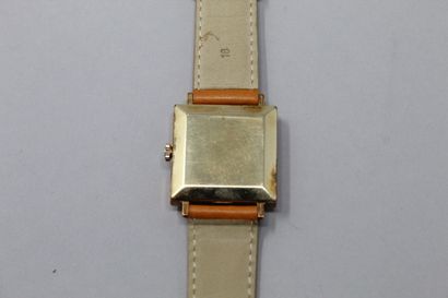 null LIP

Men's wristwatch, square case in gilt metal, numbered, grey dial, stick...