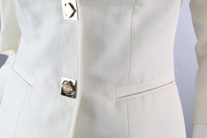 null VERSACE



Cream cotton blend jacket fastened with two silver metal swivel buttons...