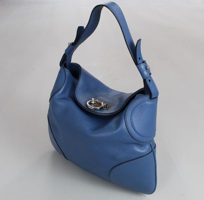 null SALVATORE FERRAGAMO



Hand or shoulder bag in blue grained leather with a clasp...