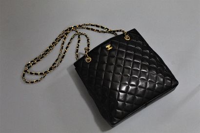 null CHANEL



Quilted shoulder bag in black leather, with the iconic chain handle...