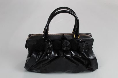 null VALENTINO



Black patent leather handbag decorated with patent leather and...