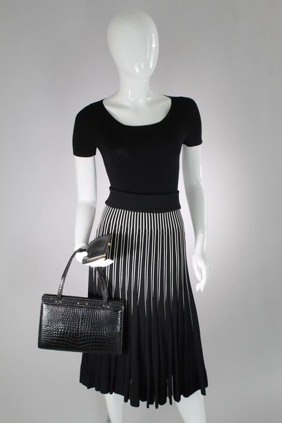 null LANCEL (circa 1955)



Handbag in black reptile style leather, coin purse clasp...