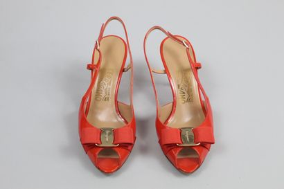 null 
SALVATORE FERRAGAMO



Pair of glazed orange leather sandals with open toe...