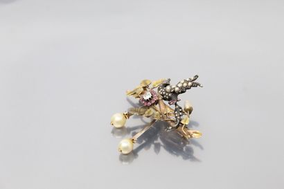 null An 18K (750) silver and yellow and rose gold naturalistic brooch depicting a...