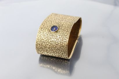 null MILNER

Montre bracelet de dame en or rose 9K (375) guilloché, souple et entièrement...