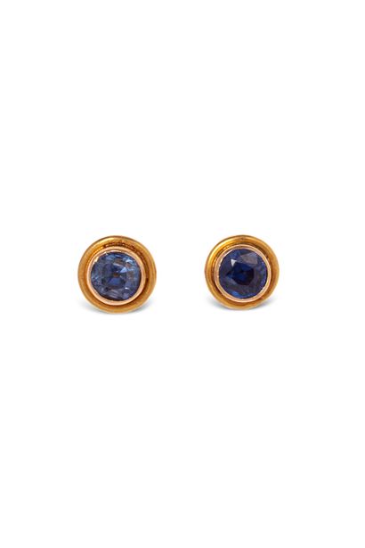 null Pair of 18K (750) yellow gold collar buttons set with round sapphires.

Circa...