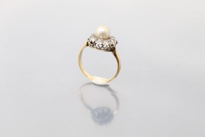 null Silver and 18K (750) gold daisy ring centered on a fine white button pearl surrounded...