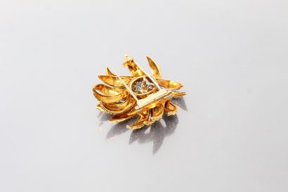 null VAN CLEEF & ARPELS

Cactus" corsage clip with an asymmetrical flower in 18K...
