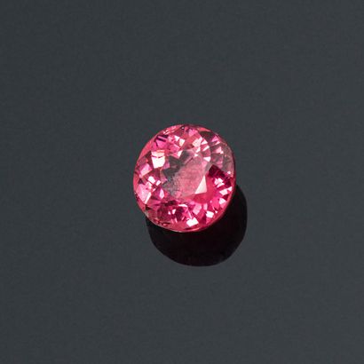 null Tourmaline rose ovale sur papier. 

Poids : 4.87 cts.