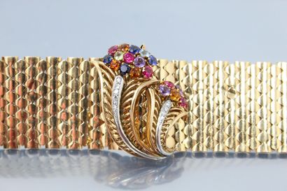 null 
Flexible cuff bracelet in 18K (750) yellow gold adorned with a removable motif...