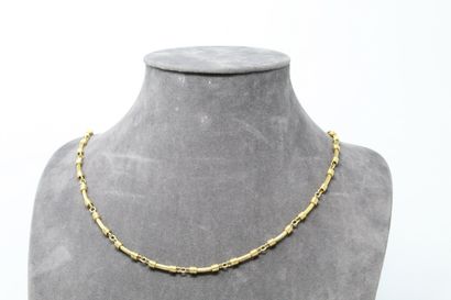 null Long necklace in 18K (750) yellow gold 

Probable transformation 

Boar's head...
