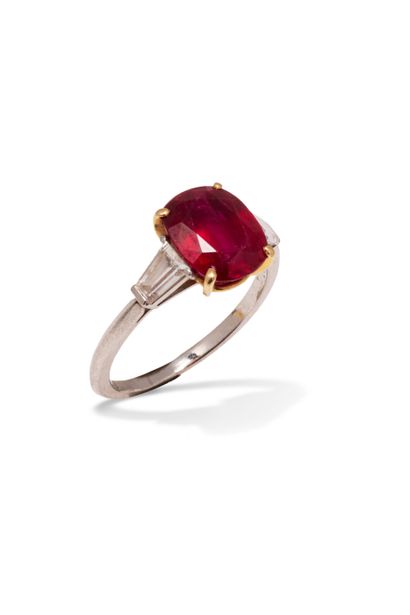 null 18K (750) yellow gold and platinum ring set with an oval ruby (probably treated)...