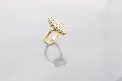 null Bague marquise en or jaune et gris 18K (750), le chaton entièrement pavé de...