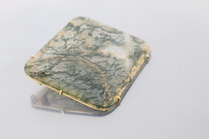 null 18K (750) yellow gold brooch set with a rectangular slab of polished moss agate...