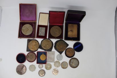 null Lot de 21 jetons et médailles en argent et en bronze essentiellement du XVIII...