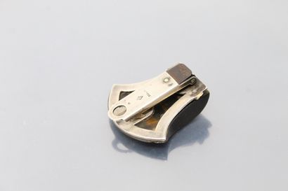 null VERGER FRERES

Silver and metal lapel clip applied with a shimmering quartz...