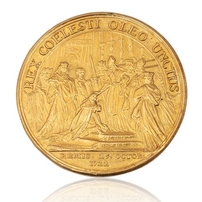  Une Médaille en Or du Sacre de Louis XV à Reims 
Avers : Légende. Buste couronné,...