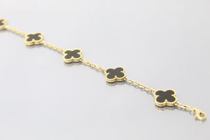 null VAN CLEEF & ARPELS

Alhambra half-set in 18K (750) yellow gold and onyx consisting...