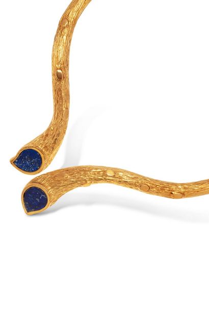 null An 18K (750) yellow gold torque necklace, set with a lapis lazuli piriform plate...