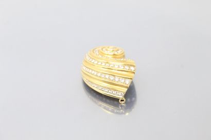 null PERY & FILS

18K (750) yellow gold "shell" corsage clip partially set with lines...