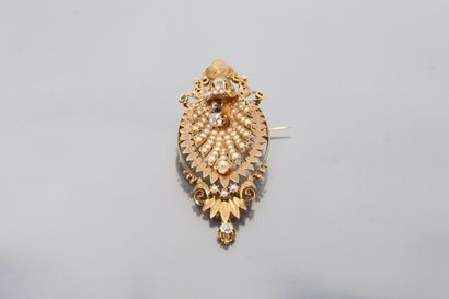 null An 18K (750) pink gold pendant brooch, engraved and partially amatized, representing...