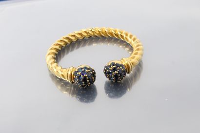 null 18K (750) yellow gold twisted rigid spring bracelet, the ends forming balls...