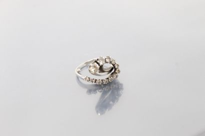 null An 18K (750) white gold ring with a volute underlined by brilliant-cut and 16/16...