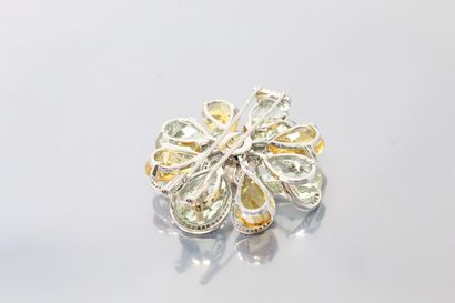 null Clip de corsage « fleur » en or gris 18K (750) centré d'une perle de culture...