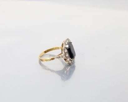 null 18K (750) yellow gold and platinum ring set with a very dark blue sapphire,...