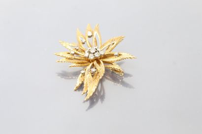 null 18K (750) yellow gold openwork and grooved "flower" brooch, partially set with...