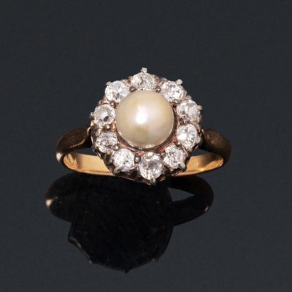 null Silver and 18K (750) gold daisy ring centered on a fine white button pearl surrounded...