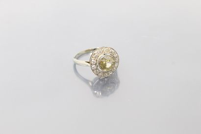 null Bague en or gris 18K (750) serti d'un diamant taille ancienne dans un entourage...