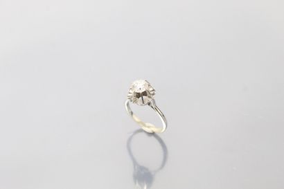 null 18K (750) white gold solitaire ring set with a brilliant-cut diamond in a bluff...