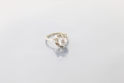 null Bague solitaire en or gris 18K (750) ornée d'un diamant taille brillant dans...