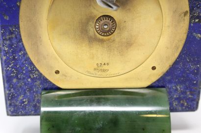 CARTIER No. 0946 / 2789 Pendulette de bureau en métal doré, lapis lazuli, jade et...