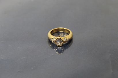 null Bague en or jaune 18k (750) ornée d'un diamant ovale épaulé par trois diamants...