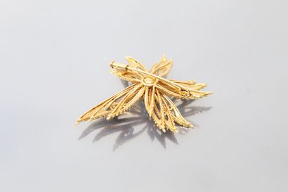 null 18K (750) yellow gold openwork and grooved "flower" brooch, partially set with...