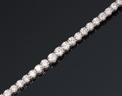 null 18K (750) white gold "river" bracelet set with brilliant-cut diamonds.

Punches...